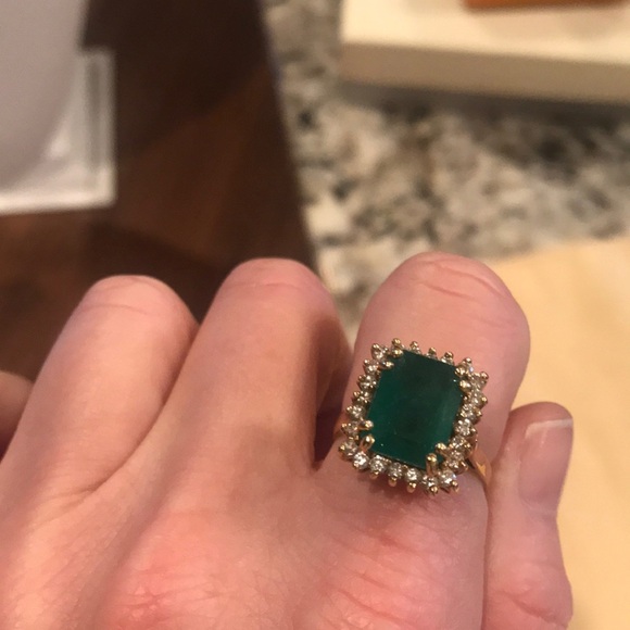 Gorgeous Emerald Ring with Diamonds - Picture 1 of 8